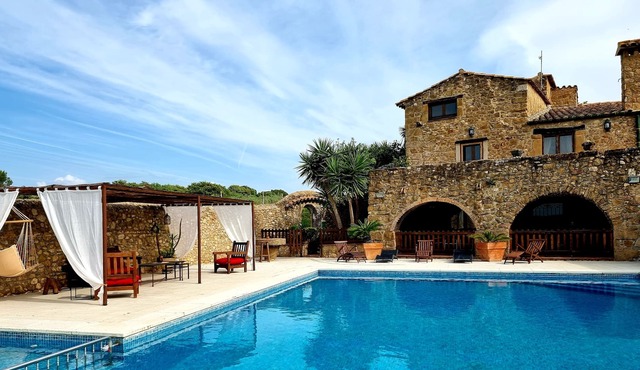 SPECTACULAR MAS OF THE XVII th OVER 1000M2 BETWEEN SEA AND MOUNTAIN COSTA BRAVA