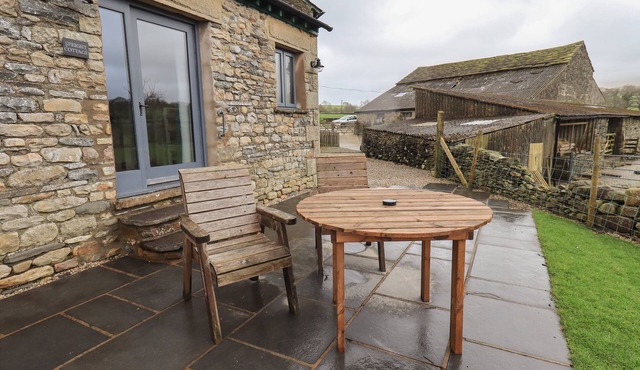 SPEIGHT COTTAGE, pet friendly, with hot tub in Sedbergh