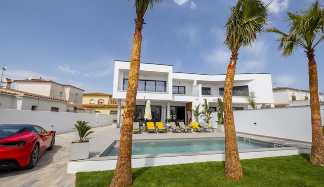Splendid contemporary villa right in the town center, 3 minutes' walk from the beach and restaurants.