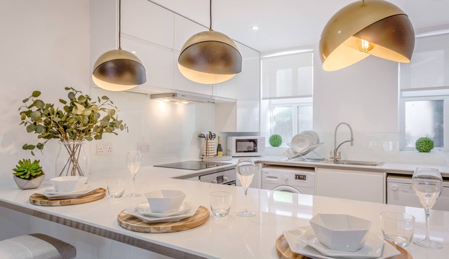 Staycation 2 bed/2 bath Gated Development LUX St Albans - Off Street Parking
