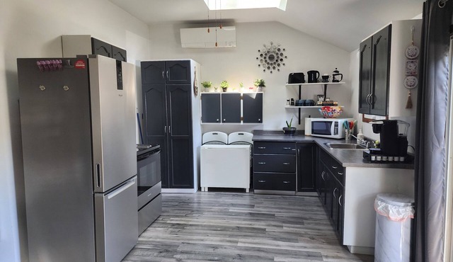 Steps from Private Beach,in wine country with BBQ, fire pit and full kitchen