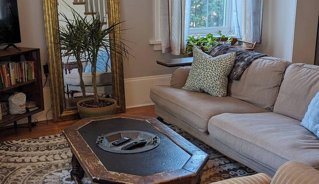 Steps to Cobourg beach walking distance to restaurants stay in cozy retreat