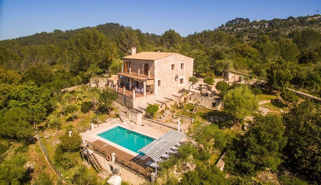 Stone house Caselles Petit in middle of nature