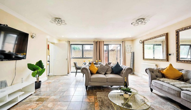 Stratford 2BR Relocator Hub | Parking & Wi-Fi