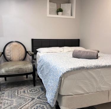 Studio Basement Suite with Double Bed and kitchen, Entrance from Garage