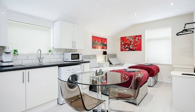 Studio Flat in Bedford near Hospital & Stations