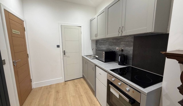 Studio - Sleeps 2 - Free Parking