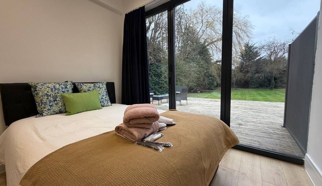 Studio - Sleeps 2 - Free Parking