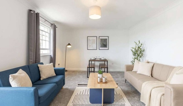 Stunning 1 Bed Harbour-side Apartment with Balcony
