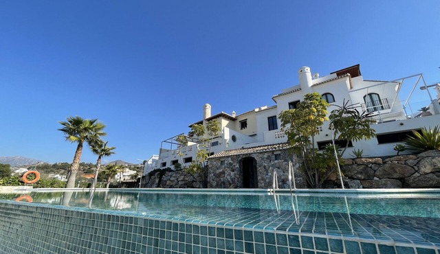 Stunning 3 bedroom house with communal pool and views