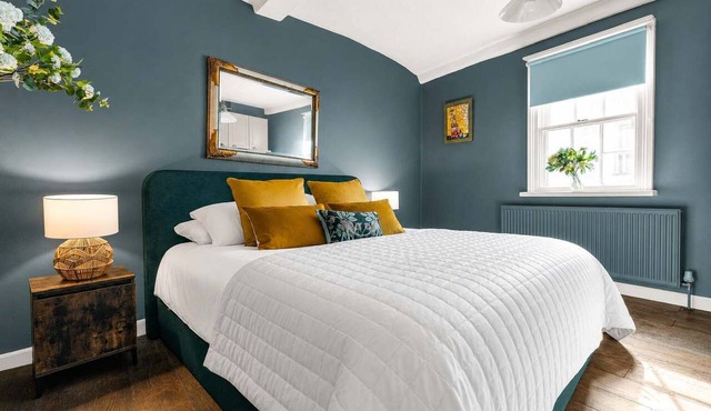 Stunning 4-Bed Hertford Townhouse Sleeps 8