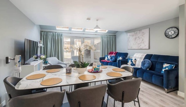 Stunning 4BR Home | Woodford Green | Parking