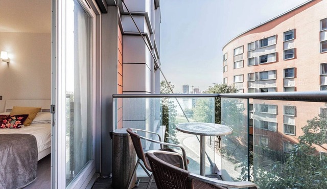 Stunning Canary Wharf Apartment | w/Balcony, Pool, Sauna, Business Suite Access