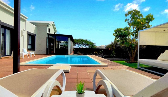 Stunning detached villa with sea view, beautiful landscaped gardens, A/C & wifi