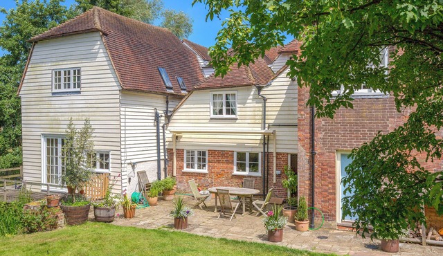 Stunning high end house in the gorgeous setting of the English countryside.