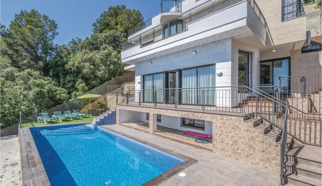 Stunning Home In Santa Susanna