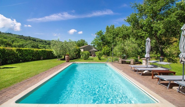 Stunning private villa for 4 people with A/C, WIFI, private pool and TV, close to Cortona