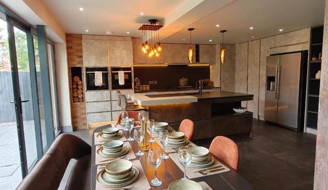 Stunning Luxury Park Escape W 7 seater Hot TUB- 5 Double Bedrooms LWB Van X2 Parking 2 Living Rooms NR JLR NEC BHX HS2 Mell Square - By Samina Arz Stays - Hot TUB Due week 1-2 of August