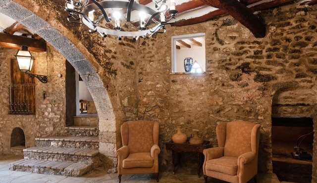 Stunning private villa for 20 people with WIFI, private pool, TV, pets allowed and panoramic view