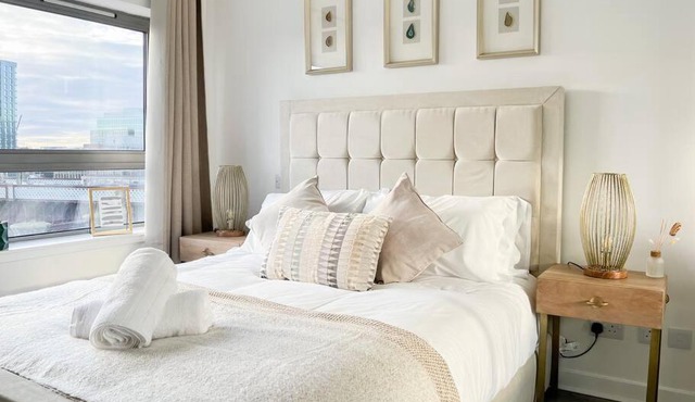 Stunning River View City Centre Apartment
