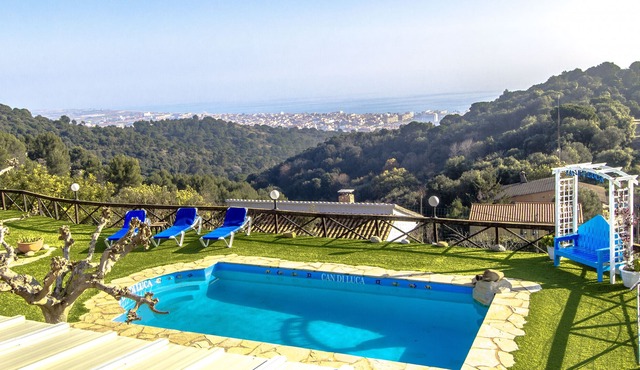 Stunning sea views – just 2km to town and beach!