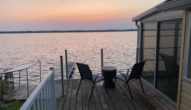 Stunning Sunset view and private waterfront lake