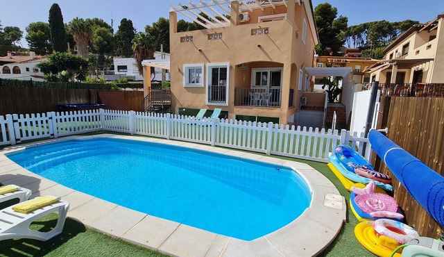 Stunning Villa Paraíso with Pool, Hot Tub, Wi-Fi & Air Conditioning