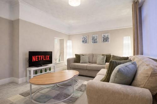 Stylish 2 Bedroom Home in Quiet Neighbourhood with 3 Beds and Free Parking