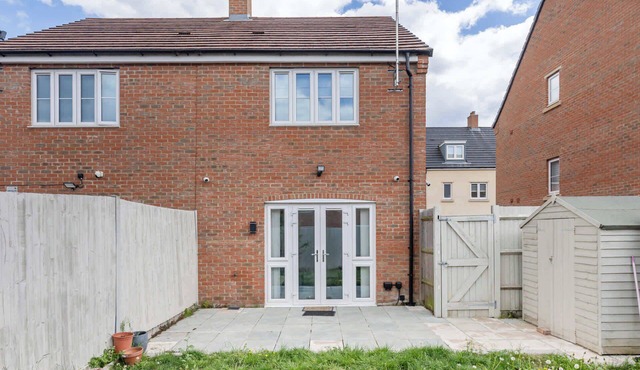 Stylish 2BDR House w Parking Near Heathrow