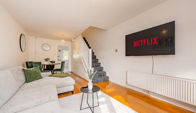 Stylish 2BR Home Sleeps 4 Free Parking