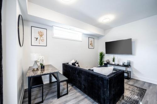 Stylish 2BR Suite with Parking Only 5 Mins to The Falls