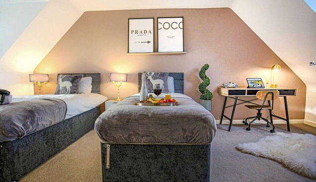 Stylish 4 Bedroom House Free Parking Fast Wifi Smart TV Garden Yoko Property
