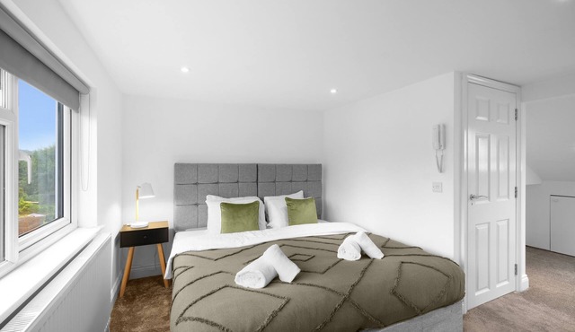 Stylish 4 Bedroom, 2.5-Bath Home in Borehamwood