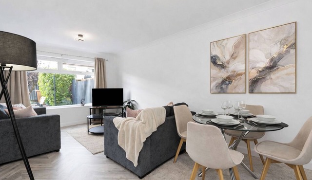 Stylish 4Bed Home Free Parking 20 Min to Edinburgh