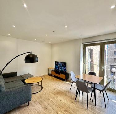 Stylish Apartment with Balcony & Views