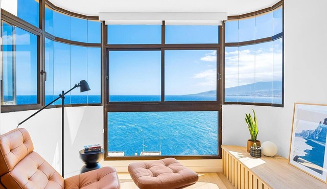Stylish Apartment with Stunning Views & Parking