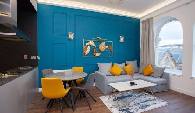Stylish Central Apartment with Parking
