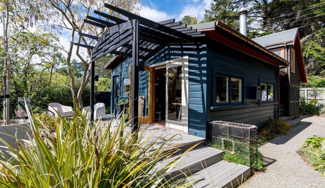 Stylish Coastal Retreat -near Dunedin city.