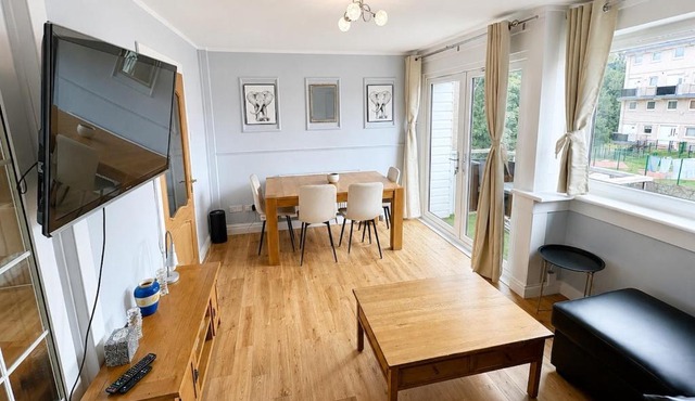 Stylish Glasgow Apartment with Balcony and Free Parking