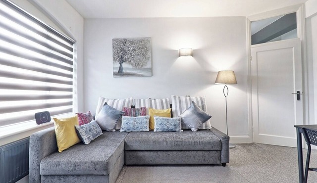 Stylish High Street Apt w/Private Terrace