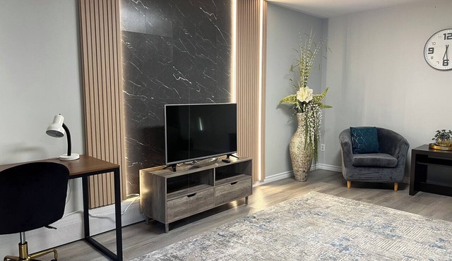 Stylish Modern Apartment | King Beds | Work-Friendly | Free Parking