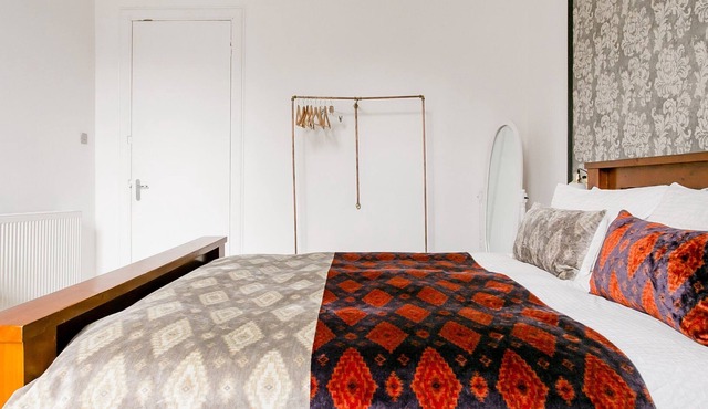 Stylish & Modern West End, Victorian apt.