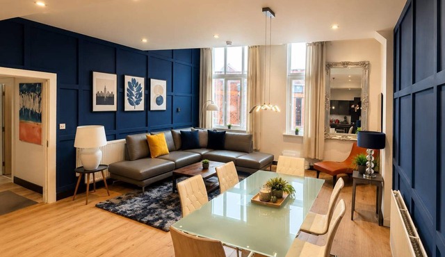 Stylish NYC Apartment | 65” TV | Lux King beds