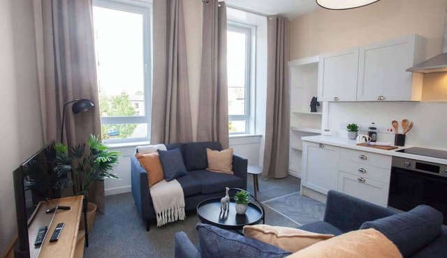 Stylish Southside 3 Bedroom Flat with Free Parking