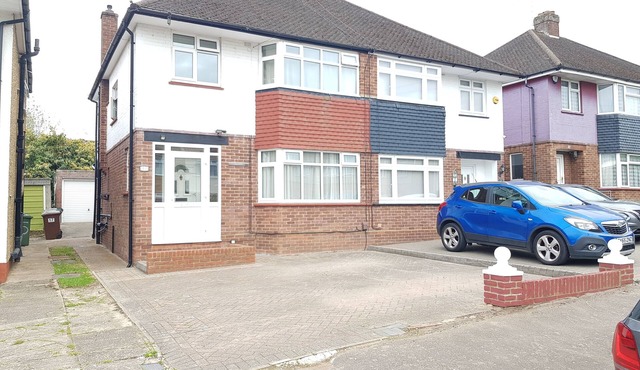 Stylish, Spacious 4‑Bedroom House Near London Ideal for Groups & Contractors