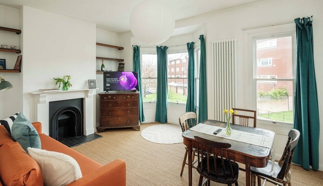 Stylish Stratford Flat for up to 4 Guests