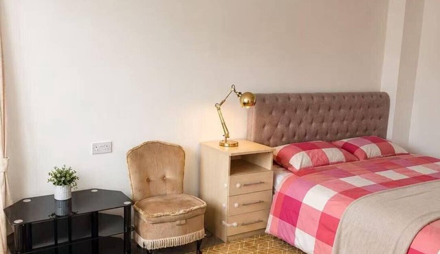 Stylish Studio with SuperKing Bed Private entrance and parking Near Bluewater