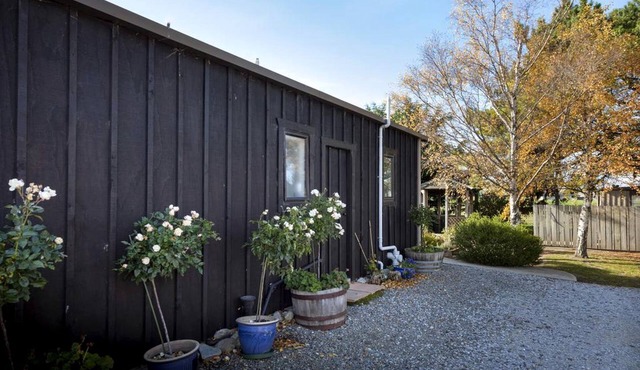Stylish Vacation Rental with Daily Breakfast near the Taieri River, South Island