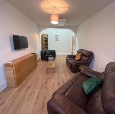 Substantial 5 Bed Townhouse