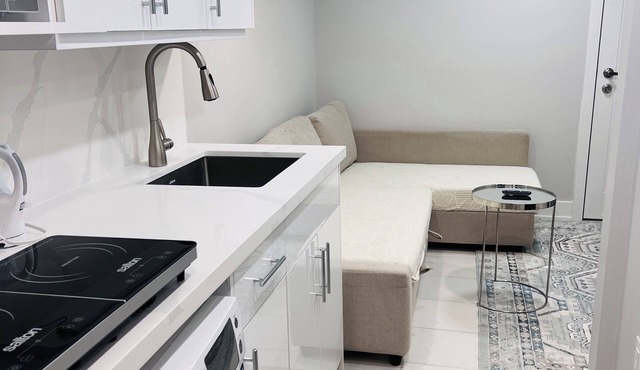 Sudio Basement Suite with Double Bed and kitchen, Entrance from Garage -Sleeps 2